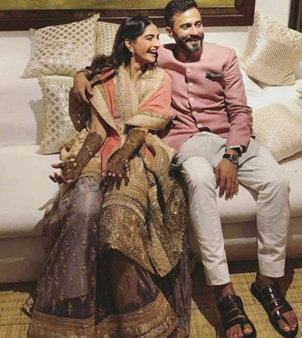 sonam kapoor and anand ahuja on mehendi