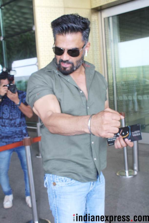 suniel shetty at airport