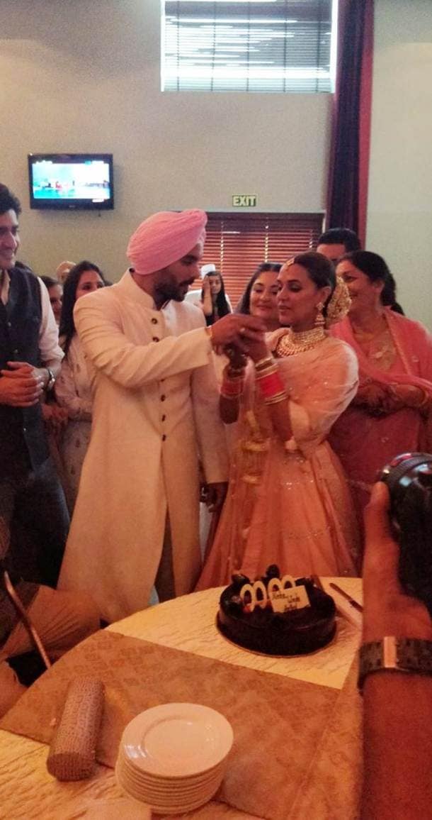 angad bedi and neha dhupia cut cake