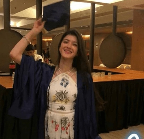 Shanaya Kapoor with her graduation cap