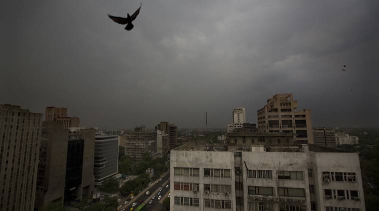 Delhi weather LIVE UPDATES: Thunderstorm likely in the evening, says IMD