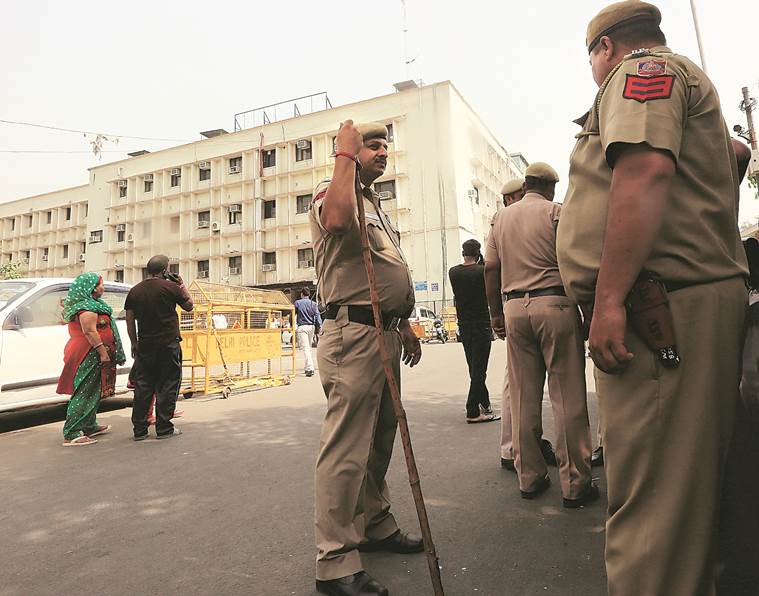 tiz hazari court, undertrial shot outside court, delhi court shooting, tiz hazari gate no 2, indian express