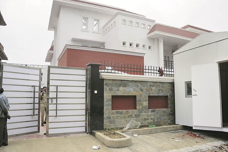 ‘Confusion’ sorted, Mayawati vacates bungalow