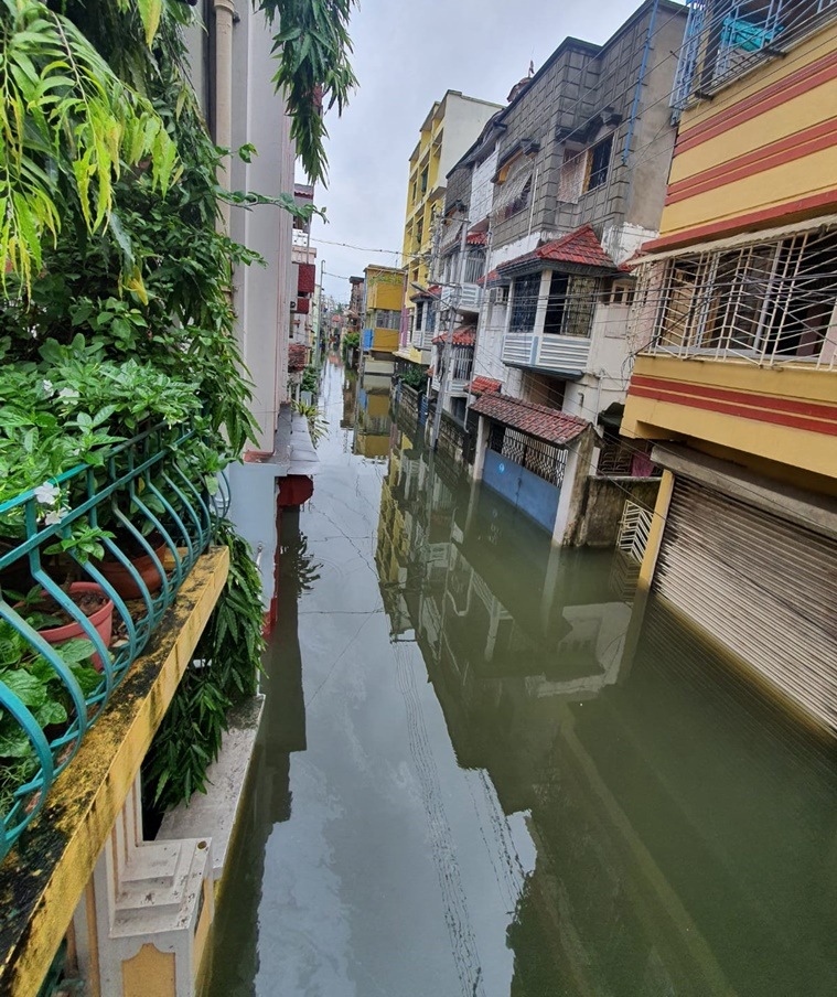 Fuertes Lluvias Azotan Calcuta Dejando Partes De La Ciudad Inundadas