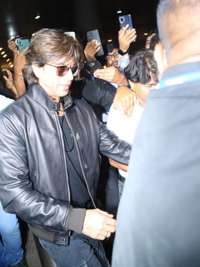 Shah Rukh Khan Refuses Selfie Srks Awkward Encounters With Fans The