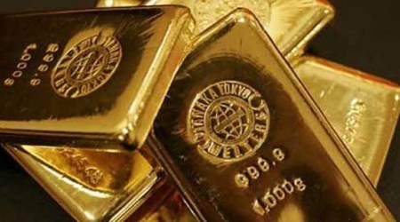 Gold stays near 1-month lows as US dollar, yields hold ground