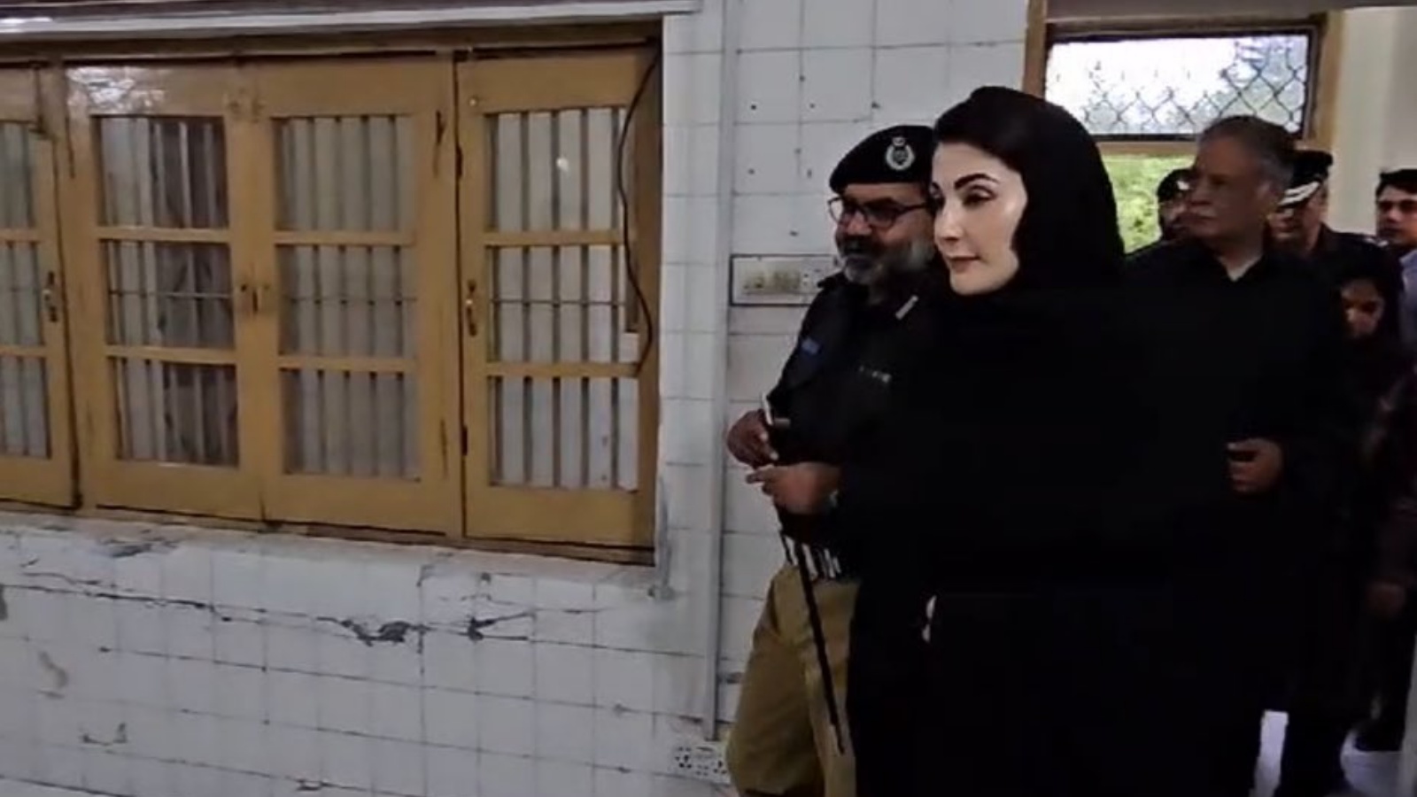 Maryam Visits Kot Lakhpat Jail Reflects On Her And Father S Difficult