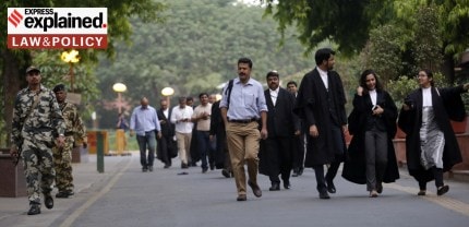 What is the dress code for advocates and when can it be relaxed?