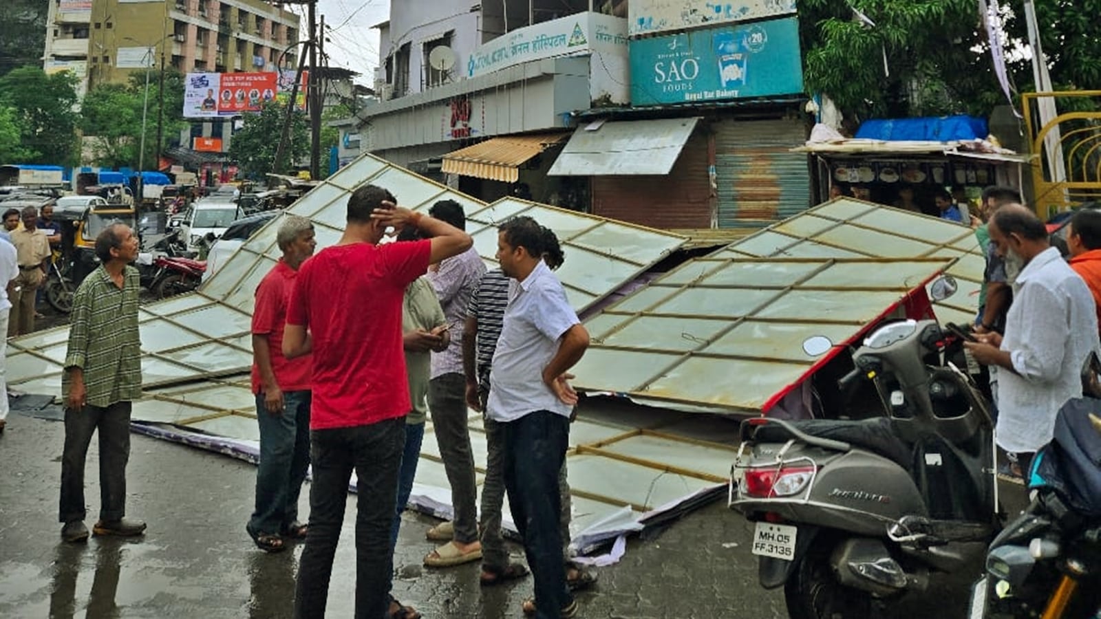 Watch Video Amid Heavy Rain Hoarding Collapses In Thanes Kalyan 2