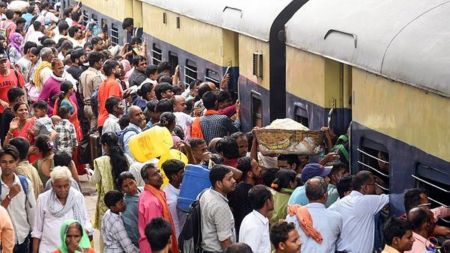 Patna, Oct 01 (ANI): People throng at Patna Railway Station to board a train amid heavy rush during the Navami festival celebrations, in Patna on Wednesday. (ANI Photo)