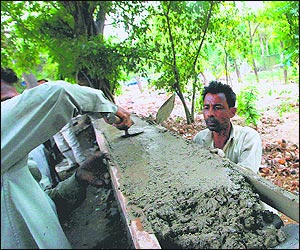 L-G takes lead to reclaim DDA land,evict illegal occupants