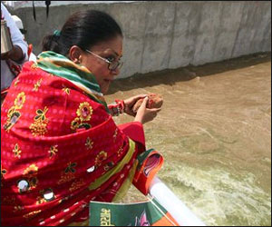 Raje likely to meet Advani,Rajnath on Saturday