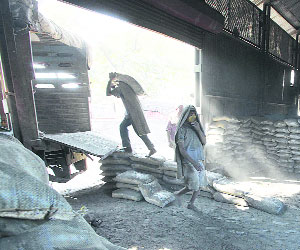 Khadki residents suffocate as cement kicks up dust