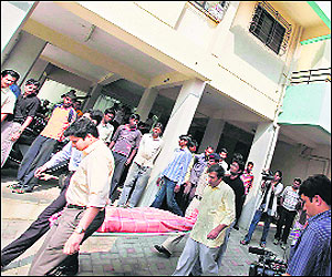 Bank clerk kills wife,daughter before taking own life