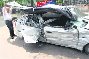 Midnight accident kills four near Ansal Plaza