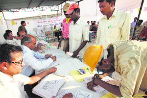 At DLSA camps,Games workers get lesson on rights