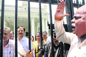 V-C stands by revised syllabi,DU teachers begin sit-in