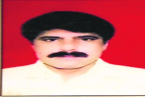 Financier shot outside wedding venue