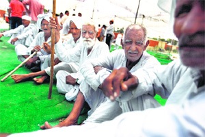 Water blockade lifted,but protesters stay on