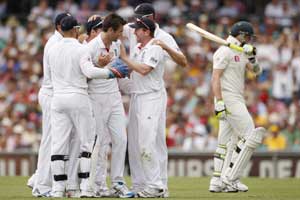 England close in on lead as Australia fight hard