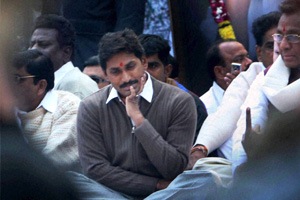 Jagan taunts Congress in Delhi,says can topple Andhra govt