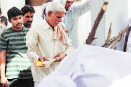 M_Id_216538_Sobha_Ram,_son_Deepak_light_a_pyre_in_Faridabad_ no alt set