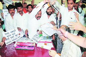 MNS workers pour water over civic body water chief