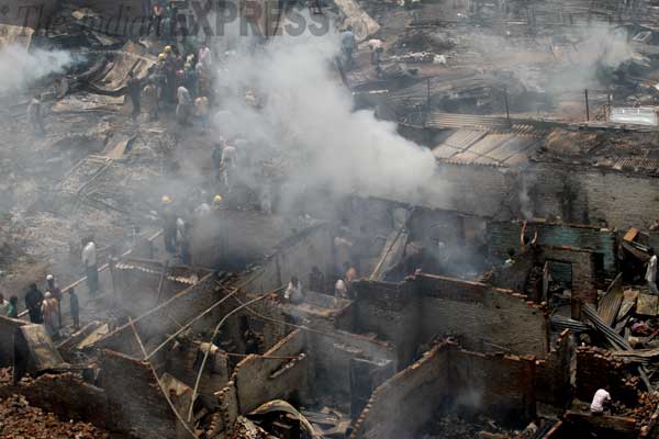 Major fire engulfs slum in Delhi on Mata Sundari Marg | India News ...