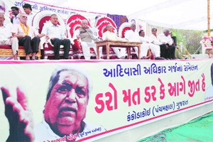 Fighting Modi,Keshubhai & Co head for Delhi to meet BJP brass