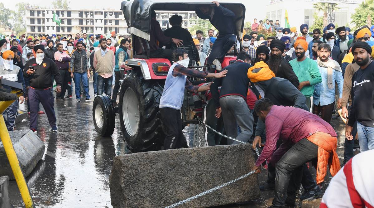 Haryana seals borders with boulders yet again, farmers push them aside - Vimarsana News