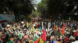 Farmer who came to protest in Delhi falls to his death, leaves behind Rs 6 lakh debt