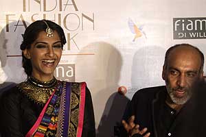 Manish Arora's Wills India Fashion week grand finale gets standing