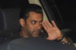 Salman Khan meets Sanjay Dutt after Mumbai blast verdict ...