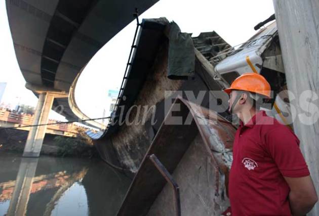 Kolkata flyover collapse,injures 3 | Picture Gallery Others News - The ...