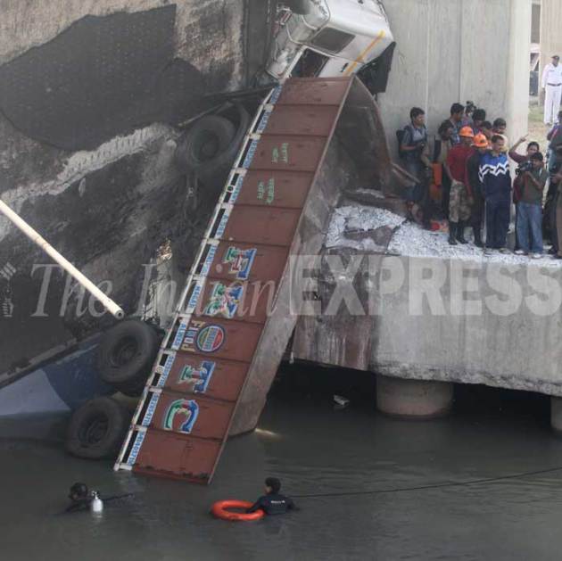 Kolkata flyover collapse,injures 3 | Picture Gallery Others News - The ...