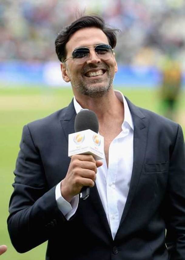 Akshay Kumar plays don at India-Pakistan match | Entertainment Gallery