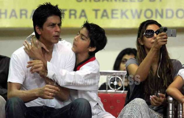 Shah Rukh Khan’s never seen pics with wife Gauri and kids Aryan,Suhana