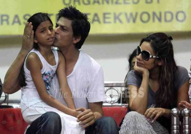 Shah Rukh Khan’s never seen pics with wife Gauri and kids Aryan,Suhana