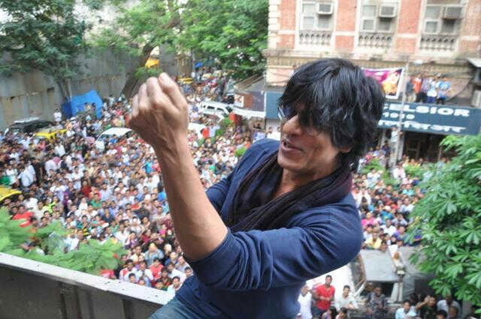 Shah Rukh Khan watches Chennai Express with fans Entertainment