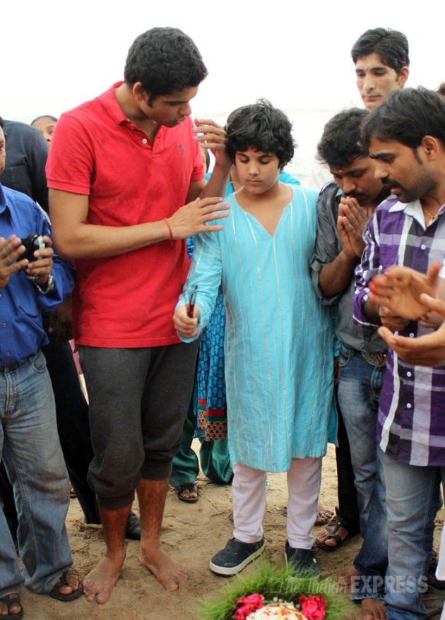 Akshay Kumar s son Aarav at Ganpati Visarjan | Entertainment Gallery