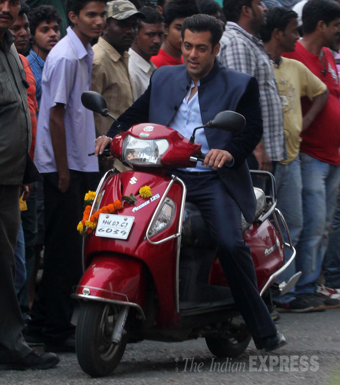 salmankhan-scooter