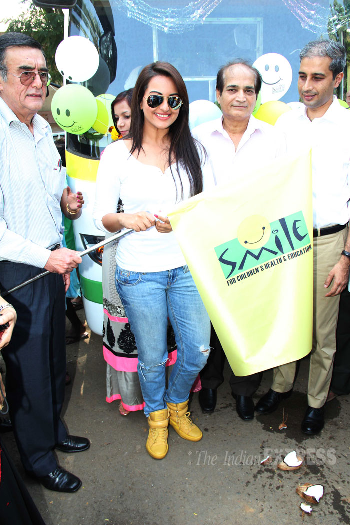 sonakshi-smile1