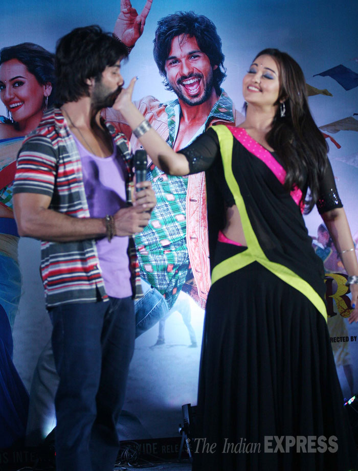 sonakshi-shahid-kiss