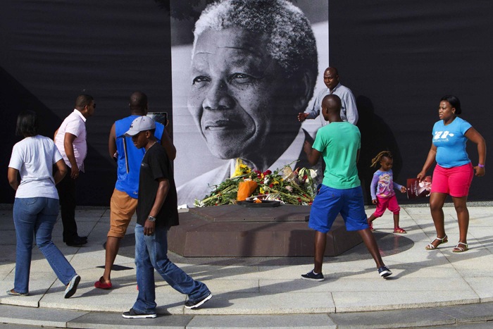 nelsonmandelamourners