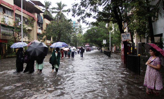 Heavy rains disrupt rail,road traffic in Mumbai | India News - The ...