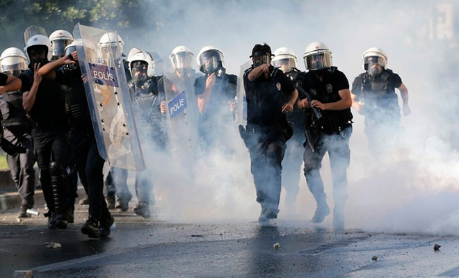 Turkey Protests: Turkish riot police enters Taksim square,clash with ...