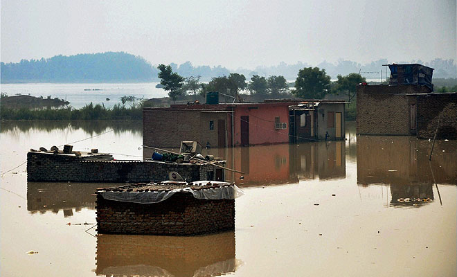 Yamuna Water Nears 1978 Record,outlying Delhi Areas Flooded,1 Dead ...