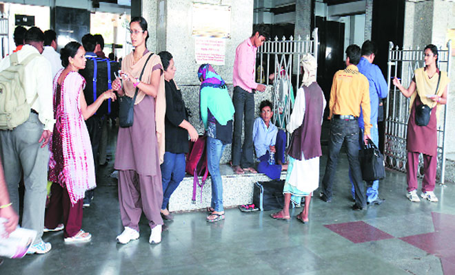 Twin Ticket Collectors a head-turner at Pune railway station | Pune ...