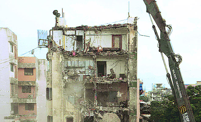 BMC suspends three officers for Mahim building collapse | Mumbai News ...