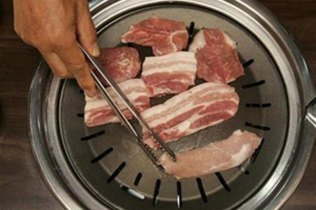 Sikhs in Britain oppose meat plant near gurdwara